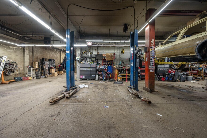 More Photos Of 5735 W Hampton Ave, Milwaukee Auto Repair For Sale