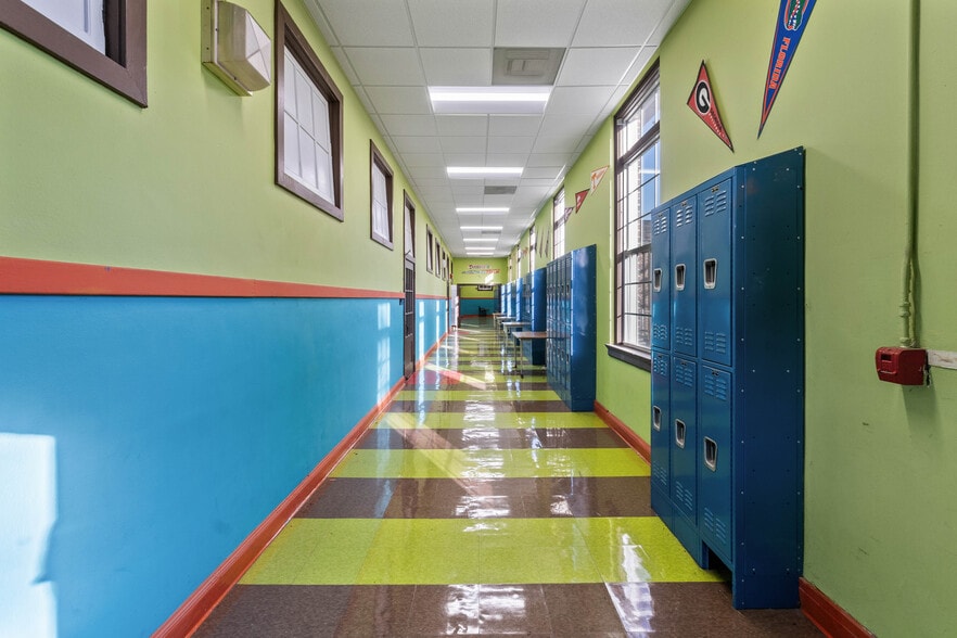 More Photos Of 5710 Wesconnett Blvd, Jacksonville Schools For Lease