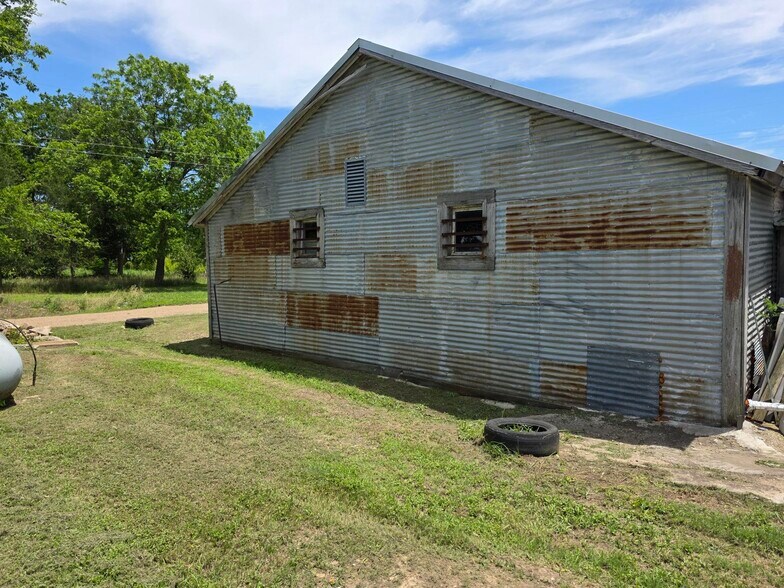 More Photos Of 110 County Road 421, Thorndale Freestanding For Sale