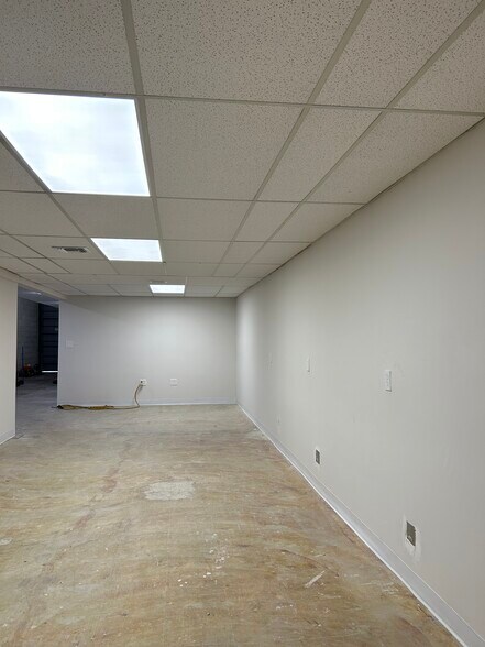 More Photos Of 8410-8432 NW 61st St, Miami Light Manufacturing For Lease