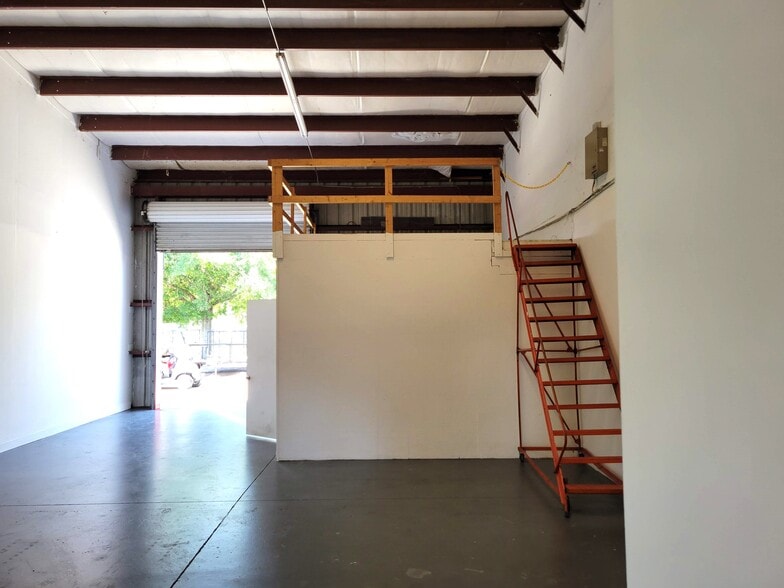 More Photos Of 656-664 SW Carter Ave, Port Saint Lucie Warehouse For Sale