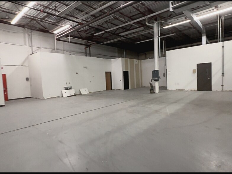 More Photos Of 15203 S Commerce Dr, Dearborn Manufacturing For Lease