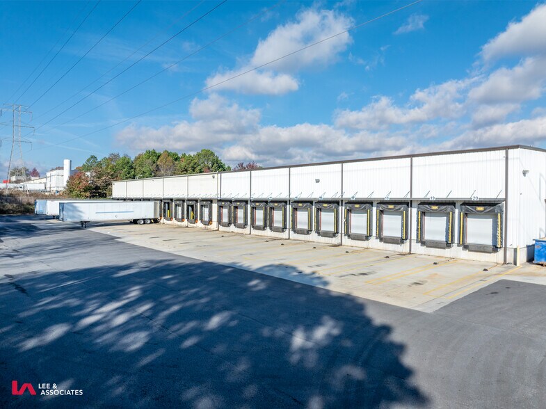 More Photos Of 309 Cash Memorial Blvd, Forest Park Distribution For Lease