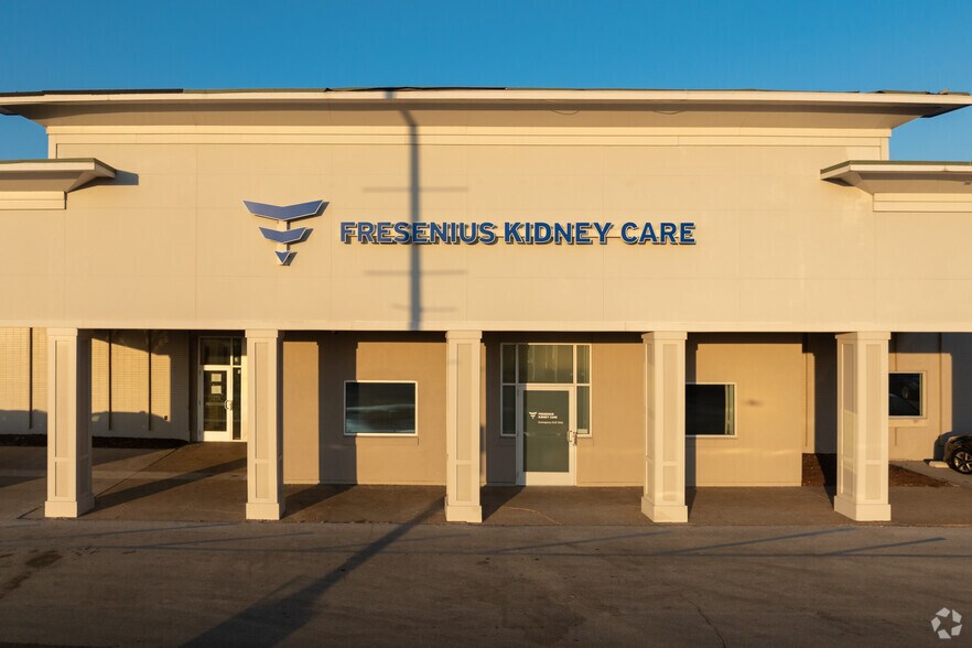 More Photos Of 1-175 N Oaks Plaza, Saint Louis General Retail For Sale