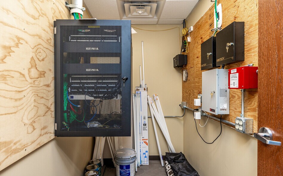 More Photos Of 3709 N Harrison St, Davenport Office For Sale