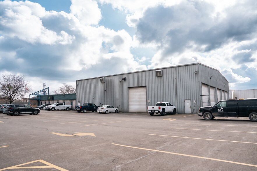More Photos Of 200 Eastport Blvd, Hamilton Warehouse For Lease