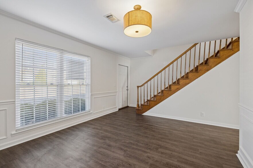 More Photos Of 109 Holiday Ct, Franklin Office For Sale