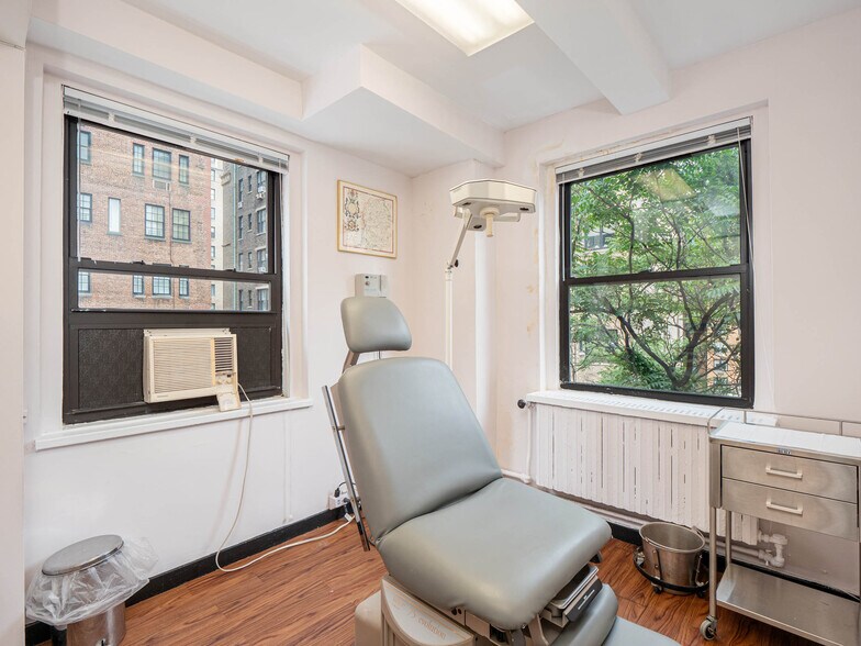 More Photos Of 115 E 61st St, New York Medical For Sale