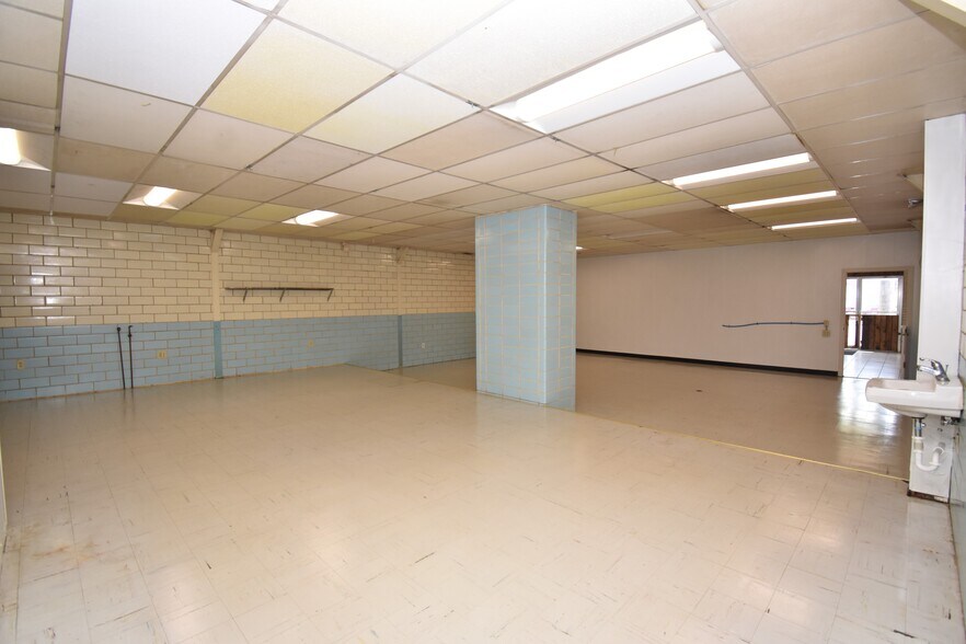 More Photos Of 132 N Main St, Hubbard Freestanding For Sale