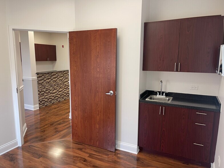 More Photos Of 114 W Rockland Rd, Libertyville Office For Lease