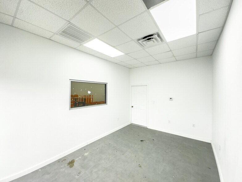 More Photos Of 9013 Pagewood Ln, Houston Warehouse For Sale