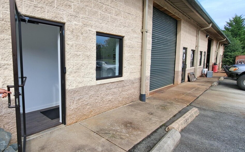 More Photos Of 92 & 102 Industrial Way, Troy Light Distribution For Lease