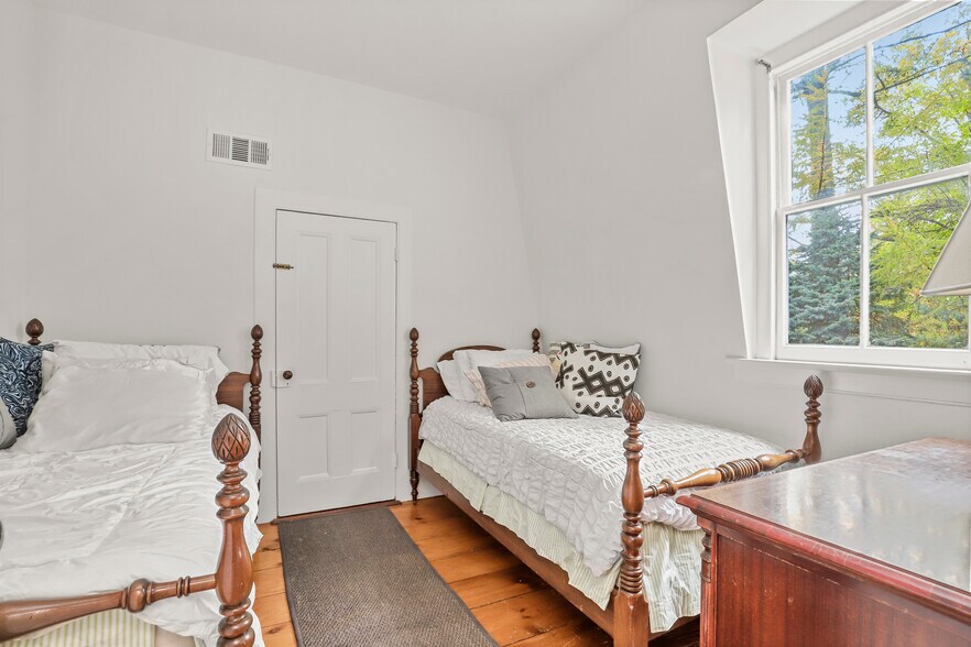 More Photos Of 47 Hollow Tree Ridge Rd, Darien Apartments For Sale