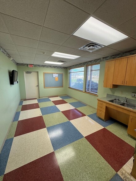 More Photos Of 1239 E 4th Street Rd, Seymour Office For Lease