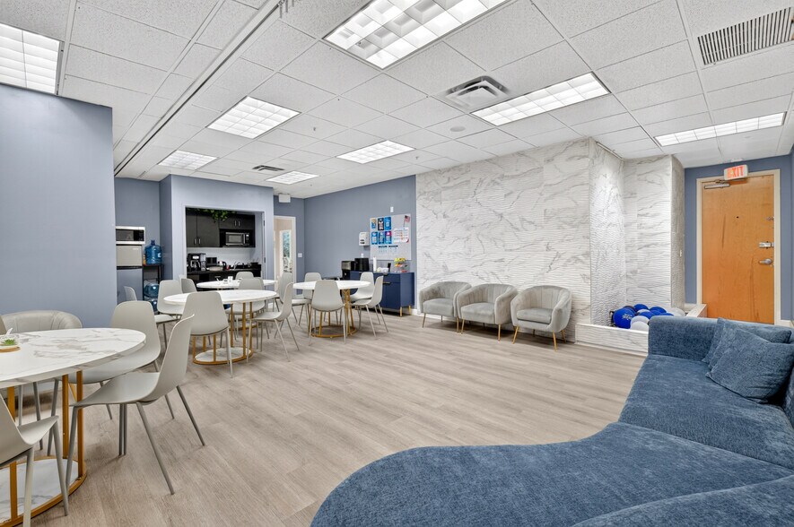 More Photos Of 6200 Metrowest Blvd, Orlando Office For Sale