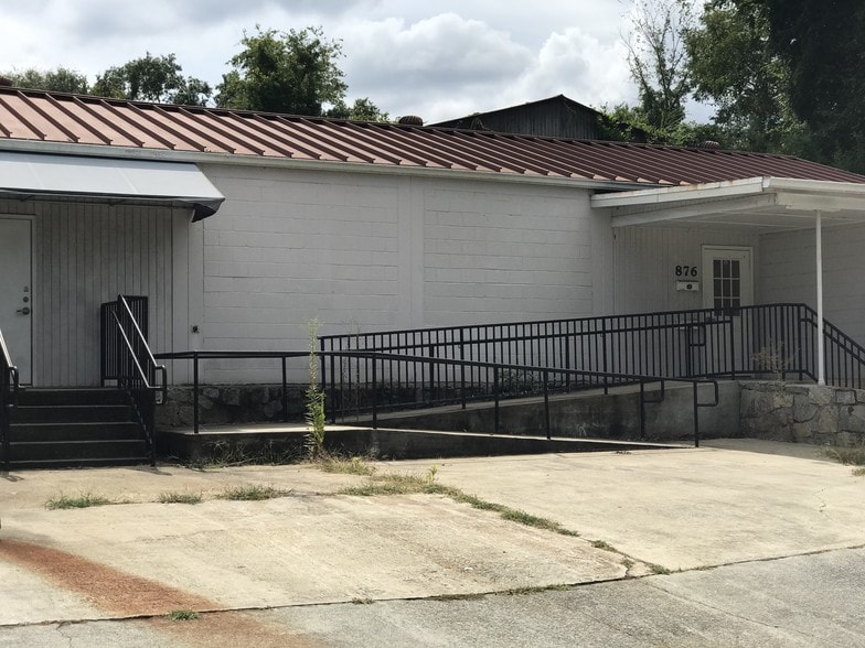 More Photos Of 876 Montreal Rd, Clarkston Warehouse For Lease