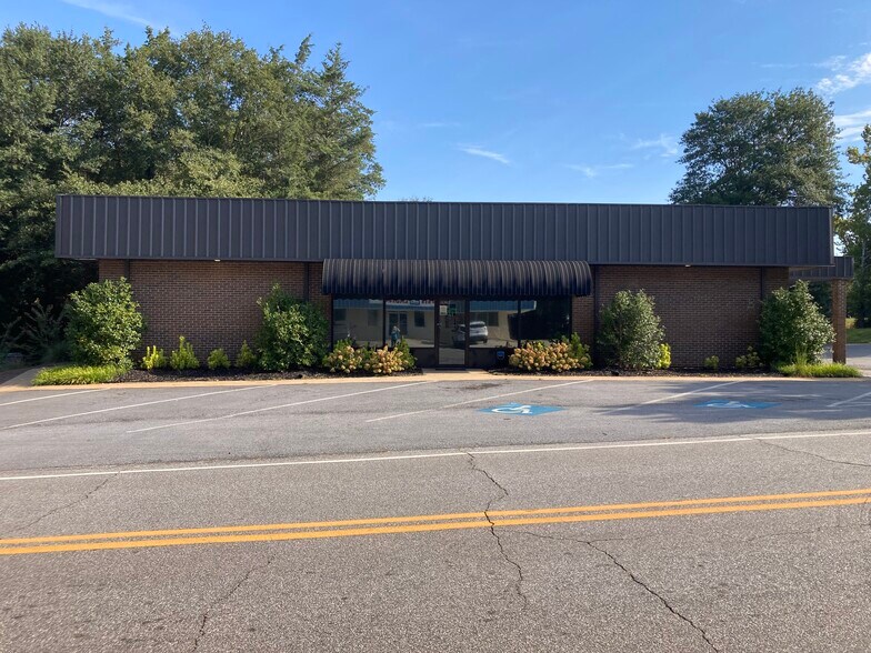 Primary Photo Of 18 W Gibson St, Hartwell Medical For Sale