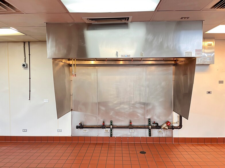 More Photos Of 1914 W 79th St, Chicago Freestanding For Lease