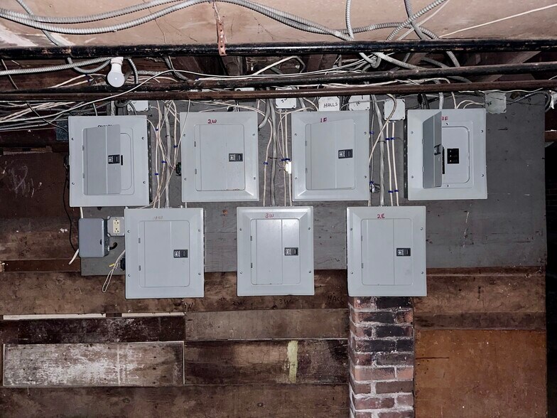 More Photos Of 49 Benton St, Hartford Apartments For Sale