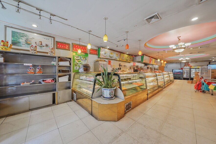 More Photos Of 280 Grand St, New York Storefront Retail Office For Lease