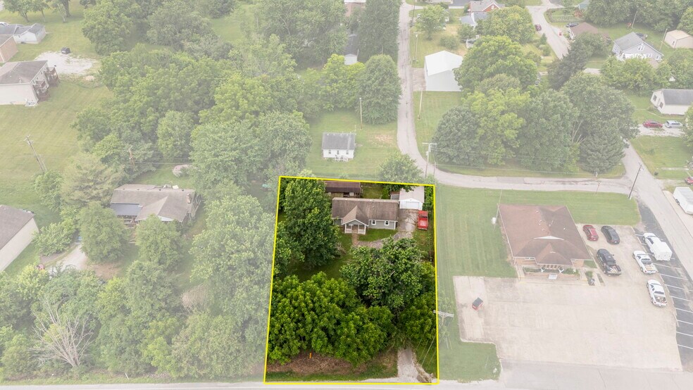 More Photos Of 305 S Ferguson St, Henryville General Retail For Sale