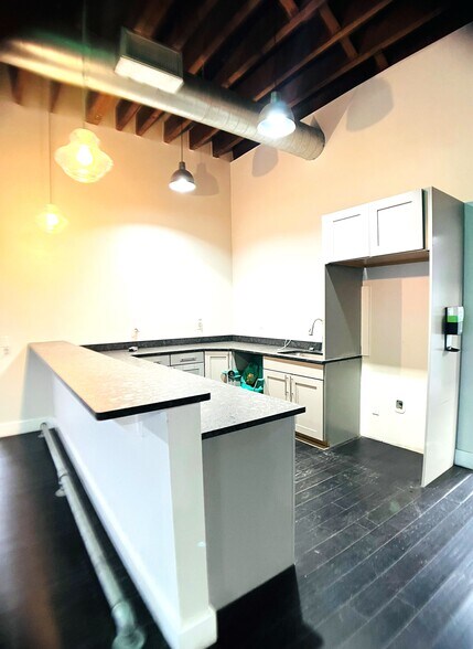 More Photos Of 1710 N 14th St, Tampa Storefront For Lease