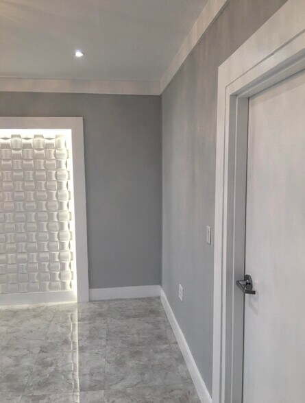 More Photos Of 2704-2870 S Park Rd, Hallandale Beach Warehouse For Lease