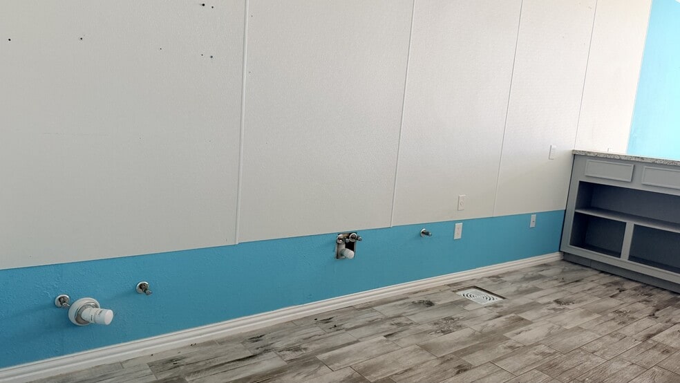 More Photos Of 1624 Hill Ave, Dickinson Storefront Retail Office For Lease