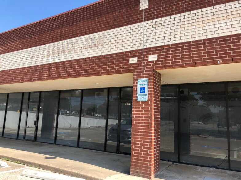 More Photos Of 2301 Central Dr, Bedford Unknown For Lease