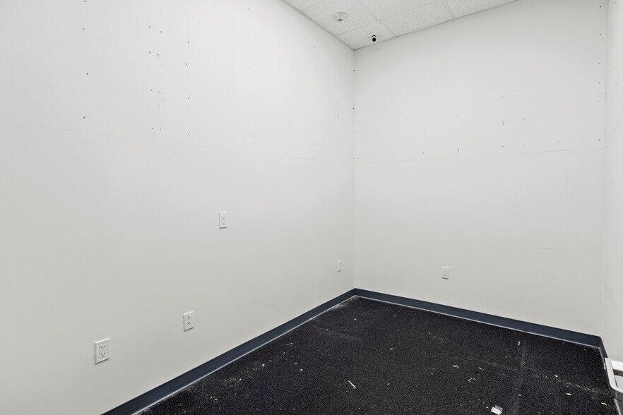 More Photos Of 71 Forest Ave, Glen Cove Storefront Retail Office For Lease