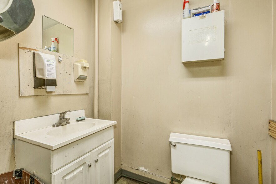 More Photos Of 3610 Lyndale Ave S, Minneapolis Auto Repair For Sale