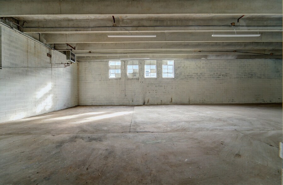 More Photos Of 110 McCauley Dr, Timberville Warehouse For Sale