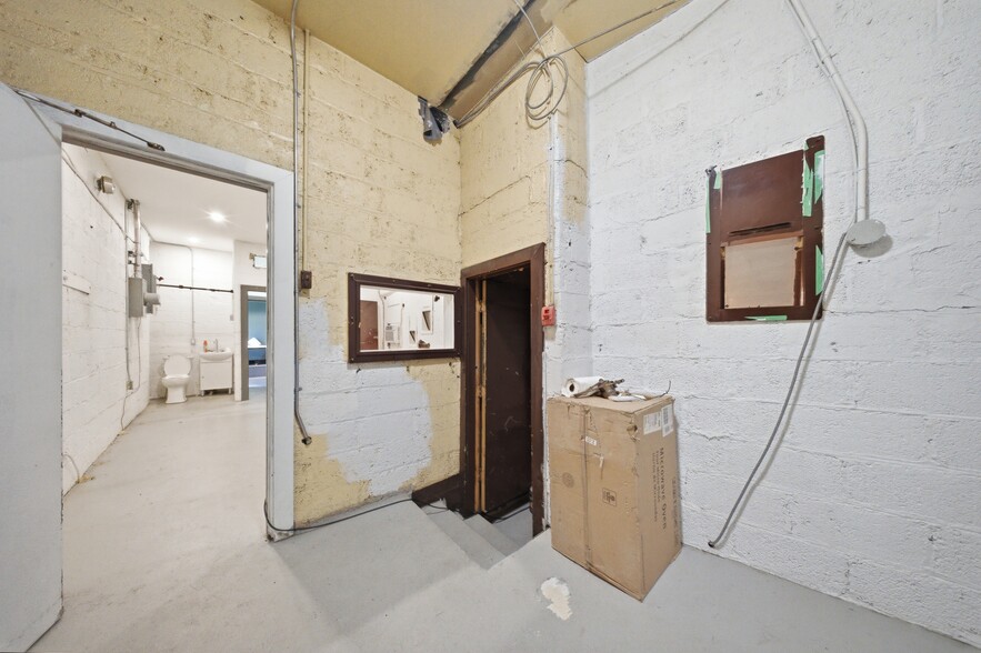 More Photos Of 195 Ottawa St N, Hamilton Storefront For Sale
