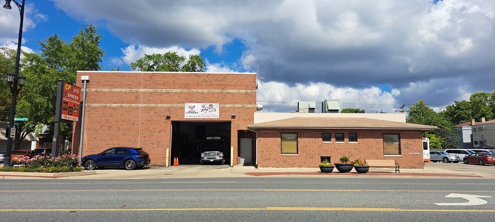 More Photos Of 7417 Roosevelt Rd, Forest Park Showroom For Sale
