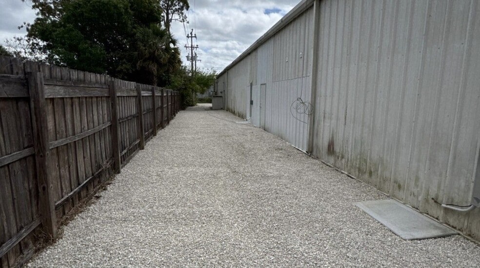 More Photos Of 8911-8919 N Fork Dr, North Fort Myers Warehouse For Lease