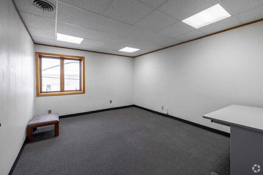 More Photos Of 1515 Ellis St, Waukesha Manufacturing For Lease