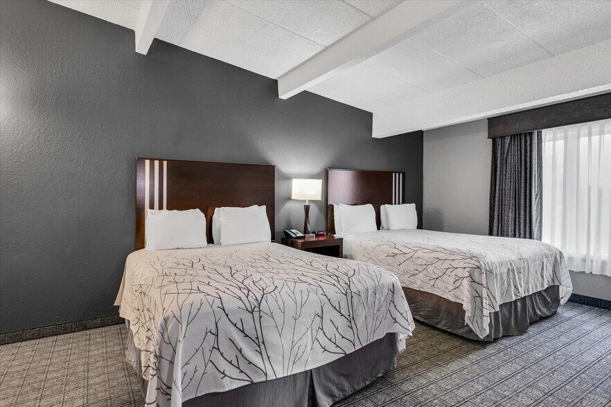 More Photos Of 1907 N Cunningham Ave, Urbana Hotel For Sale