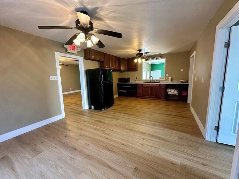 More Photos Of 503 Bolivar St, Denton Freestanding For Sale