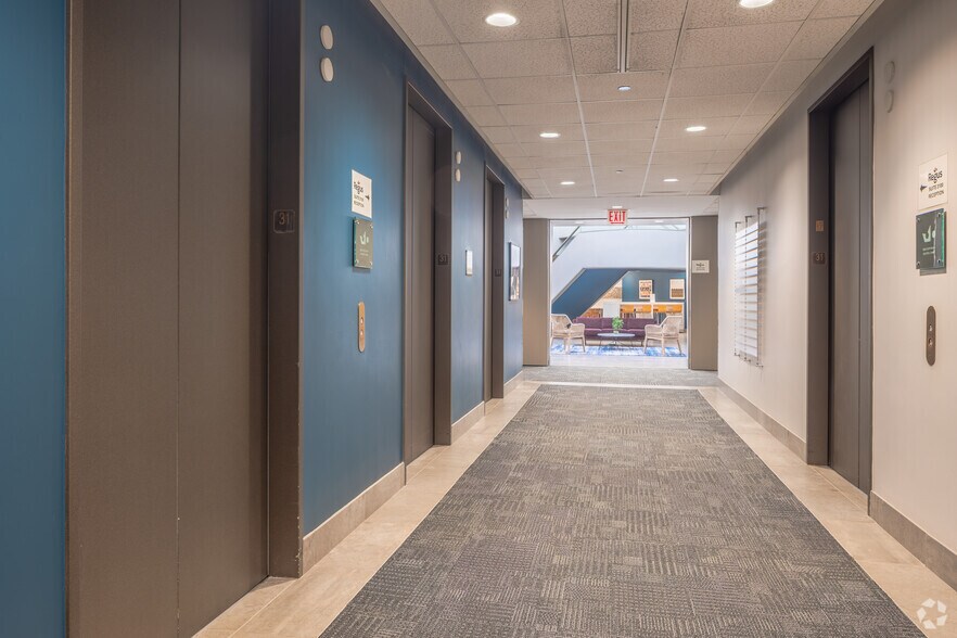 More Photos Of 200 S Wacker Dr, Chicago Coworking Space