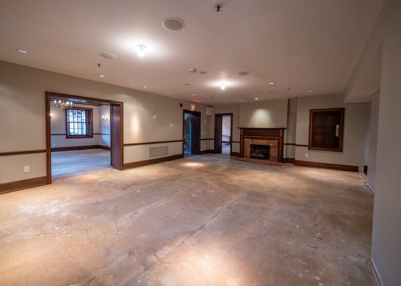 More Photos Of 649 High St, Worthington Storefront Retail Office For Sale