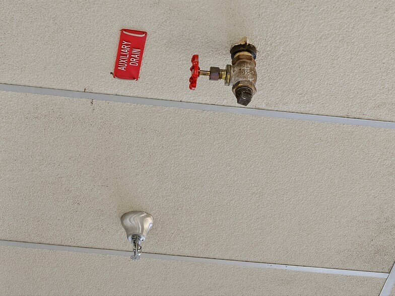 More Photos Of 1816 Washington St, Two Rivers General Retail For Sale