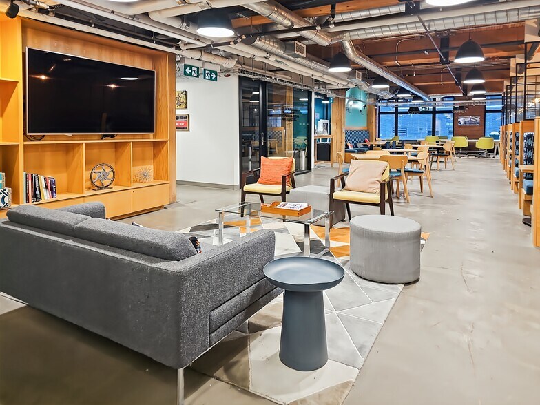 More Photos Of 180 John St, Toronto Coworking Space