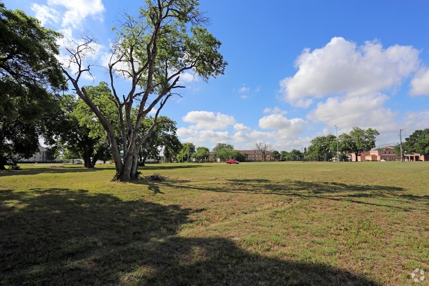 More Photos Of 2345 W Northwest Hwy, Dallas Land For Sale