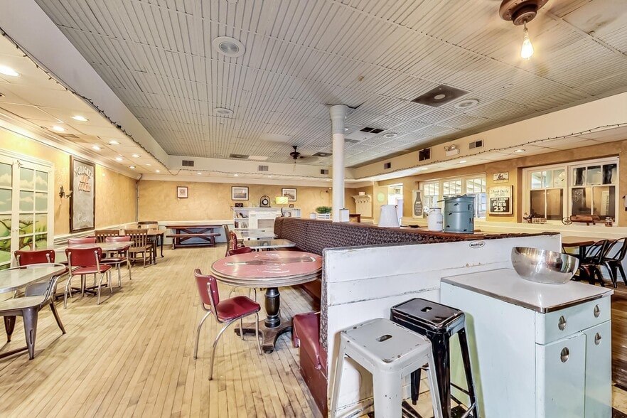 More Photos Of 1970 N Lincoln Ave, Chicago Storefront Retail Residential For Lease