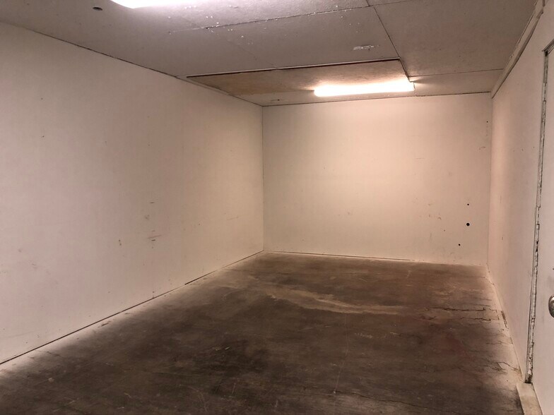 More Photos Of 975 Conger St, Eugene Light Distribution For Lease