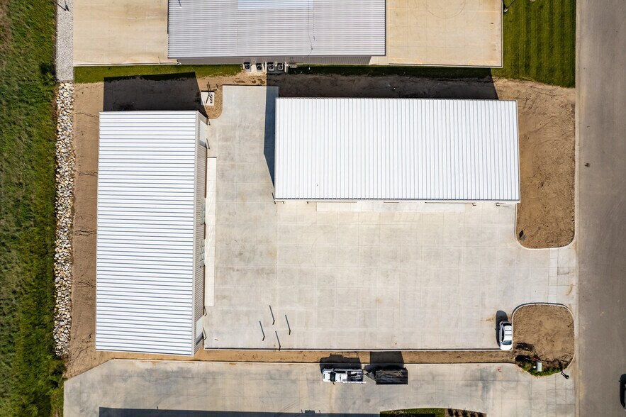More Photos Of K-96 and Hoover, Wichita Flex For Lease