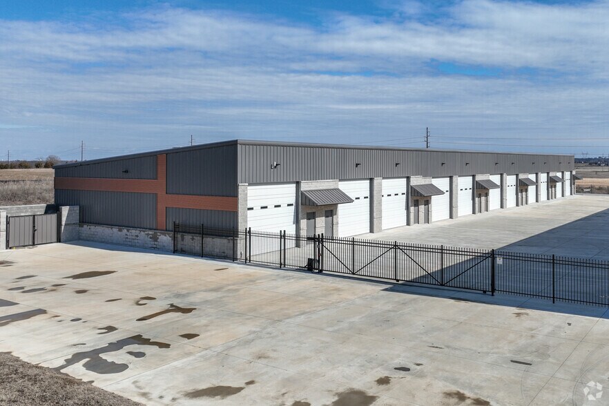 More Photos Of 16500 Broadway, Glenpool Parking Garage For Lease