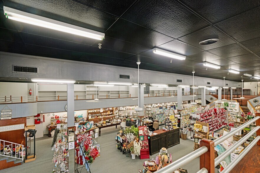 More Photos Of 20 North Plz, Paris General Retail For Sale