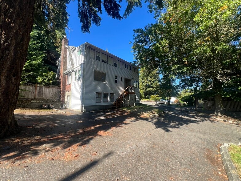 More Photos Of 9412 15th Ave NE, Seattle Specialty For Sale