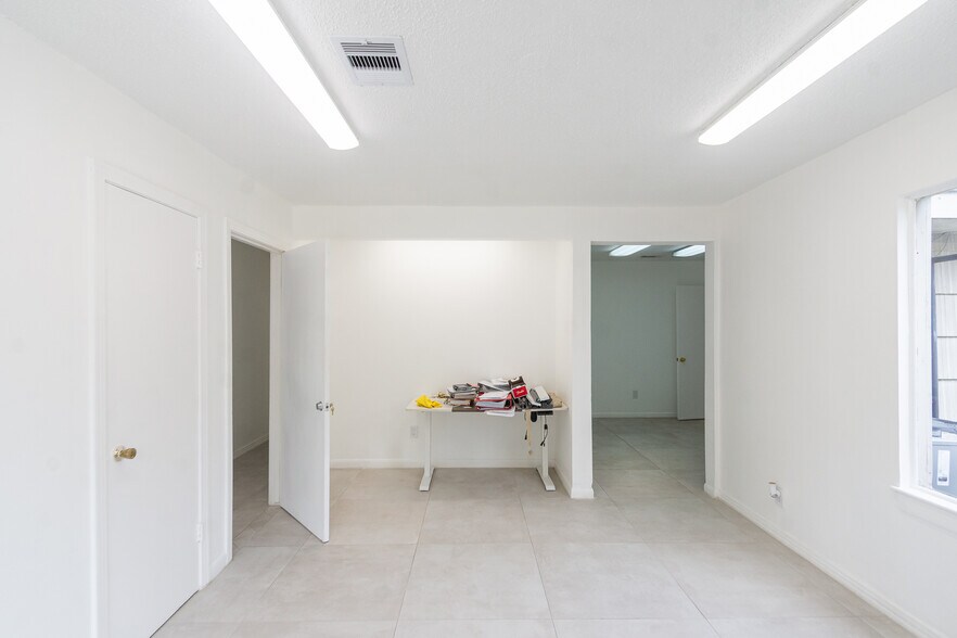 More Photos Of 5904 Dolores St, Houston Office For Lease
